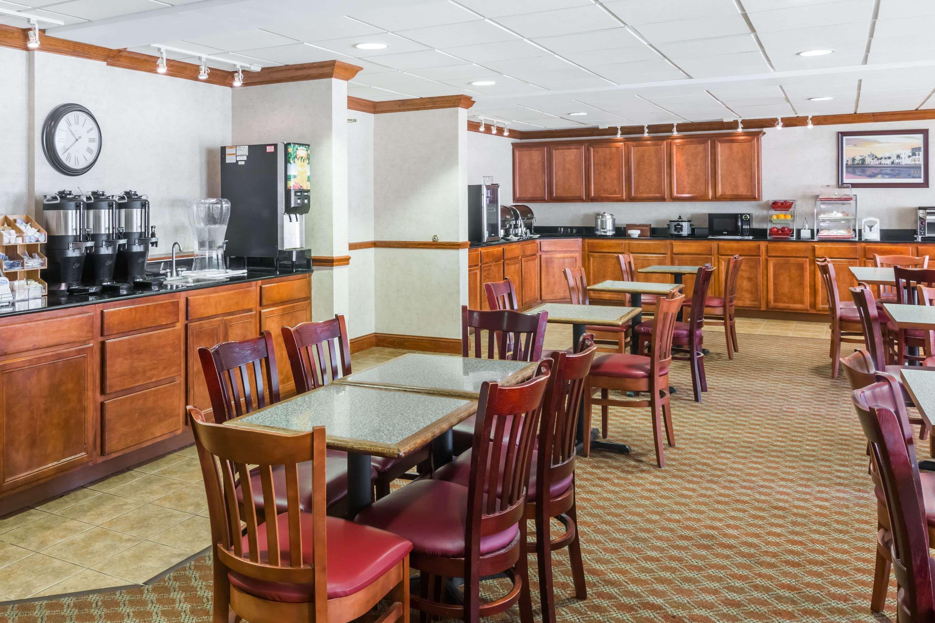 Отель Clarion Pointe Charleston - West Ashley Экстерьер фото
