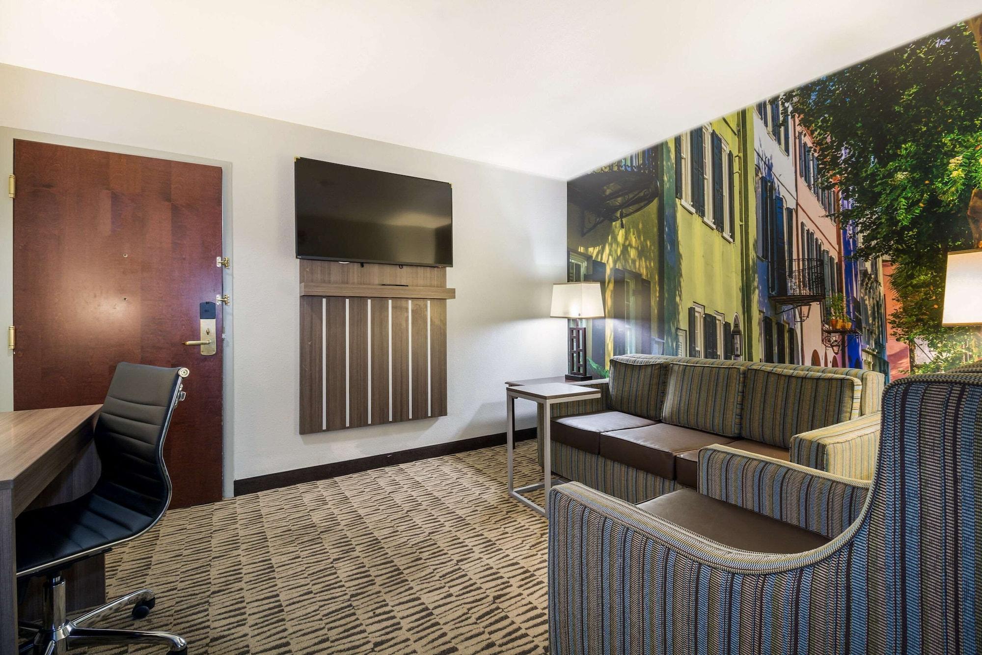 Отель Clarion Pointe Charleston - West Ashley Экстерьер фото