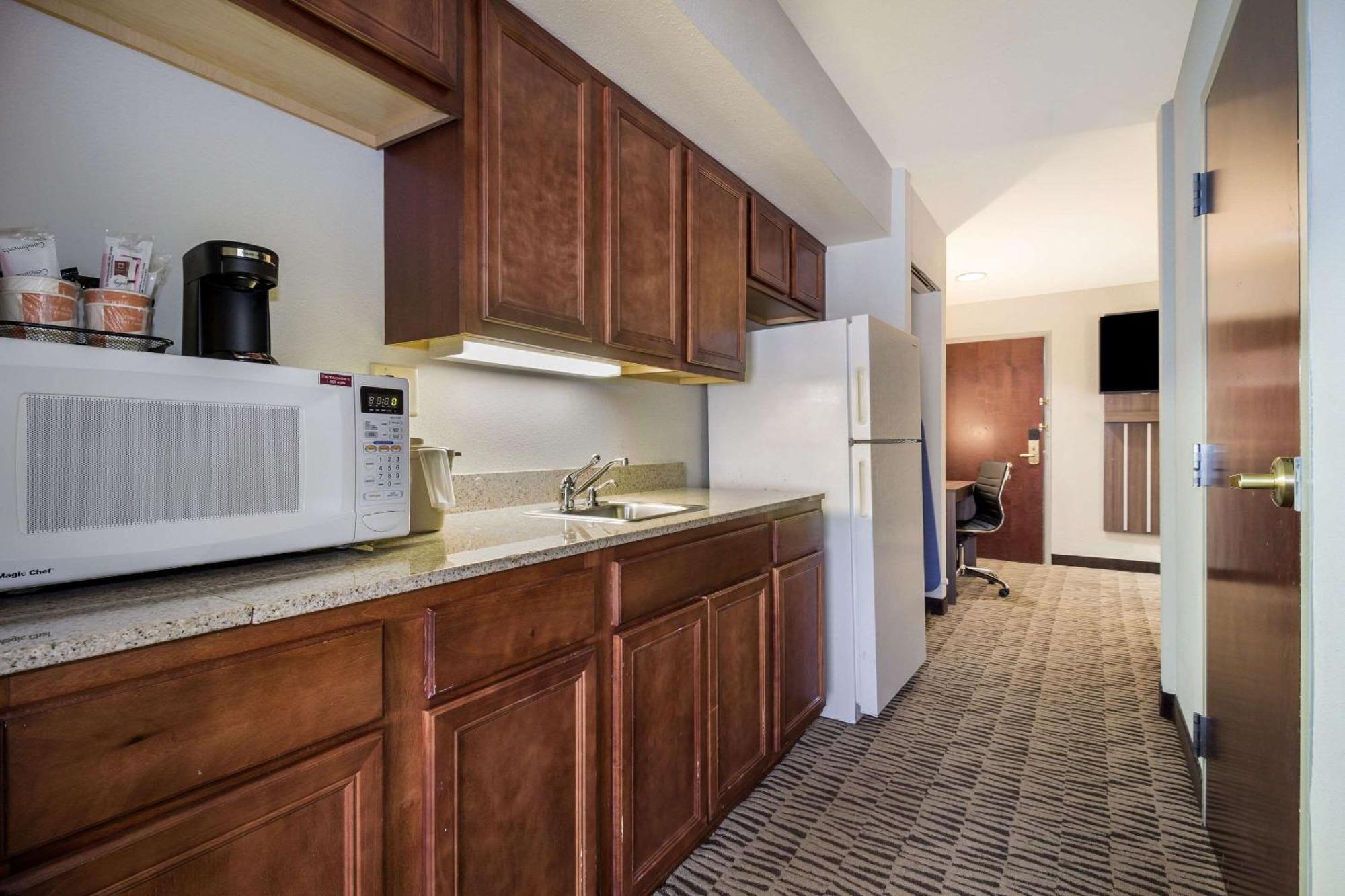 Отель Clarion Pointe Charleston - West Ashley Экстерьер фото