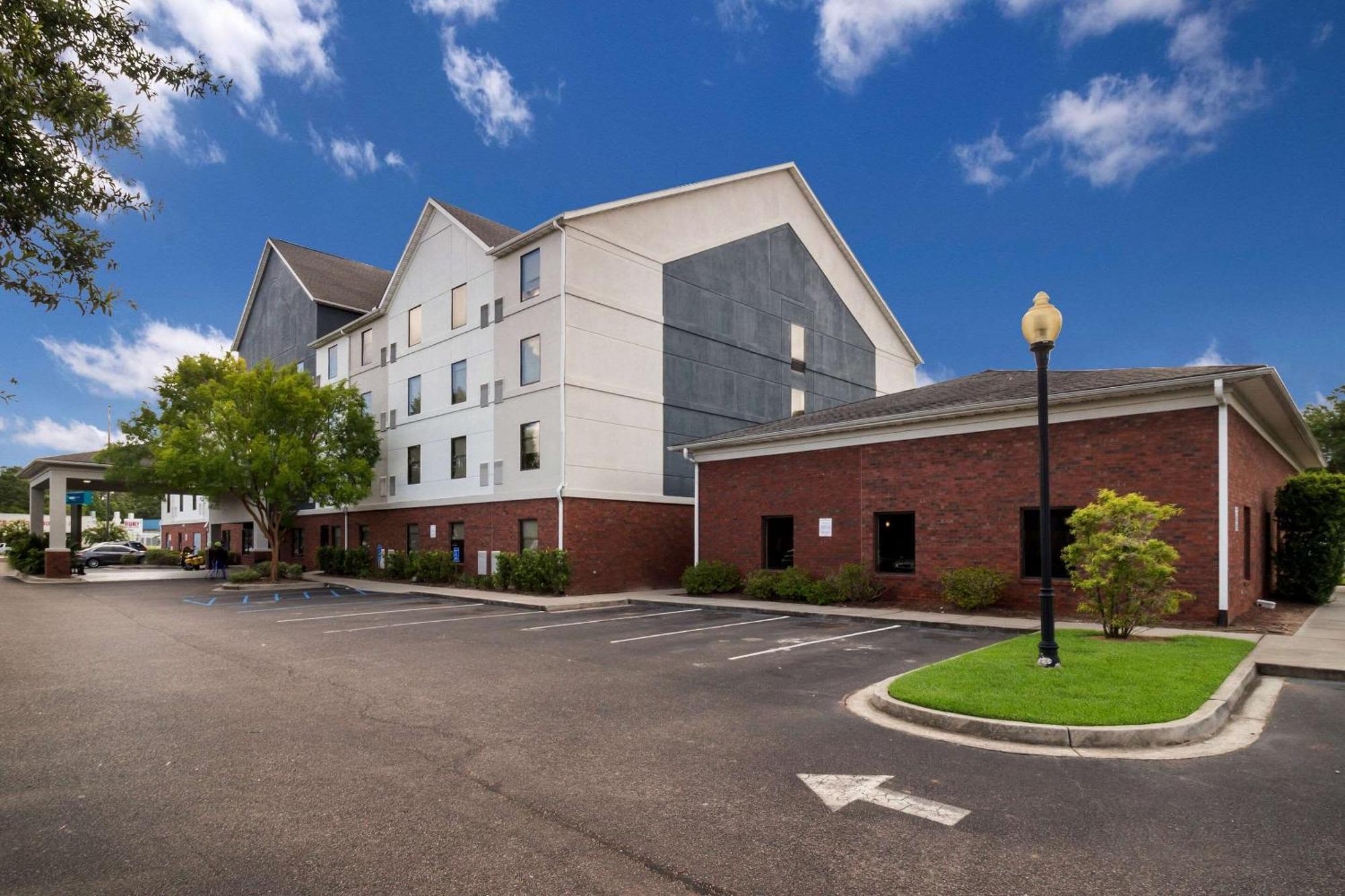 Отель Clarion Pointe Charleston - West Ashley Экстерьер фото
