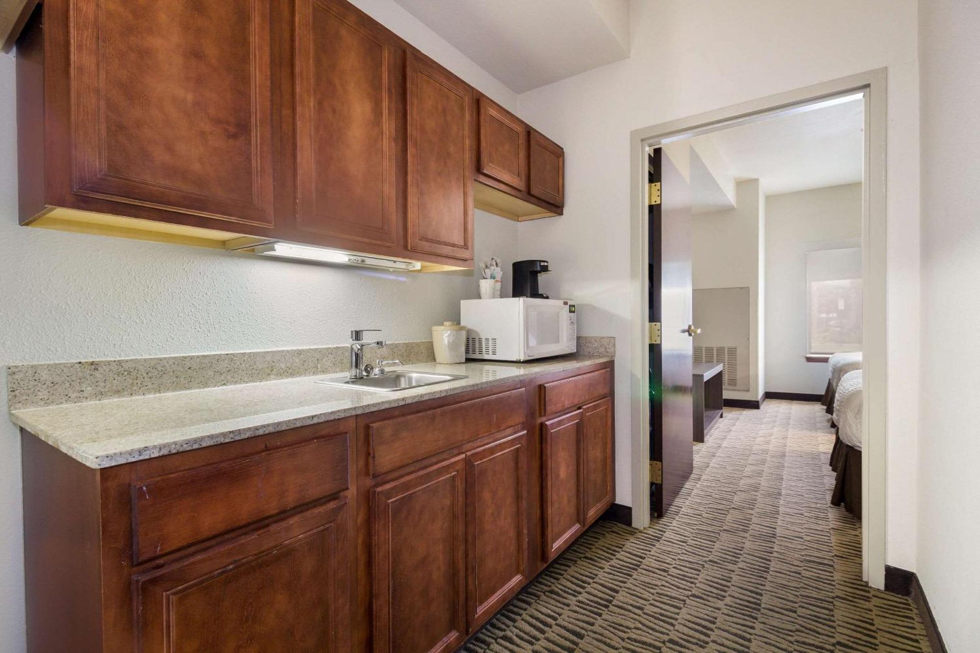 Отель Clarion Pointe Charleston - West Ashley Экстерьер фото
