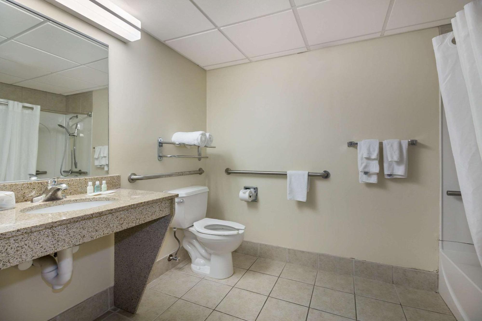 Отель Clarion Pointe Charleston - West Ashley Экстерьер фото