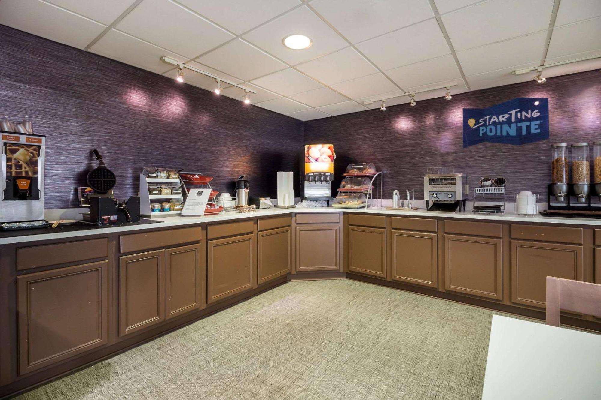 Отель Clarion Pointe Charleston - West Ashley Экстерьер фото